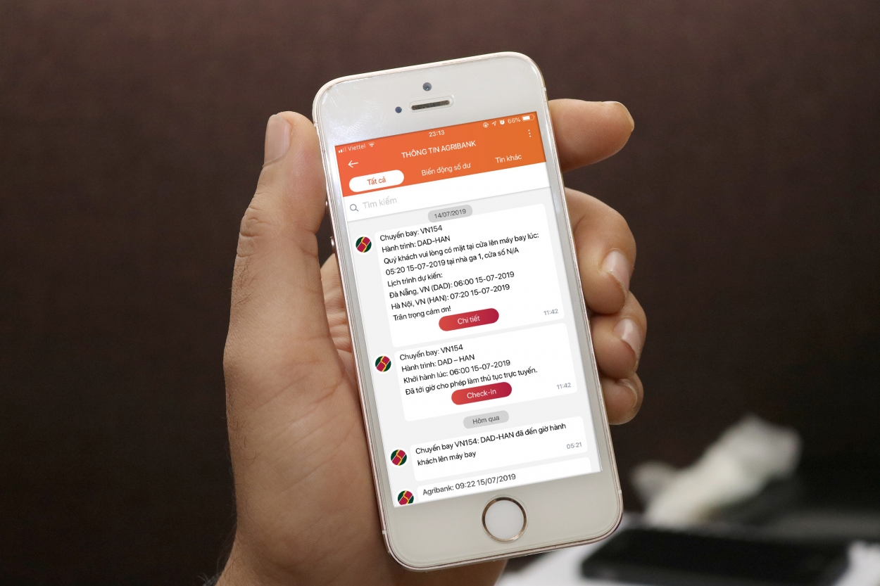 Hành khách có thể theo dõi chuyến bay qua ứng dụng Agribank E-Mobile Banking.
