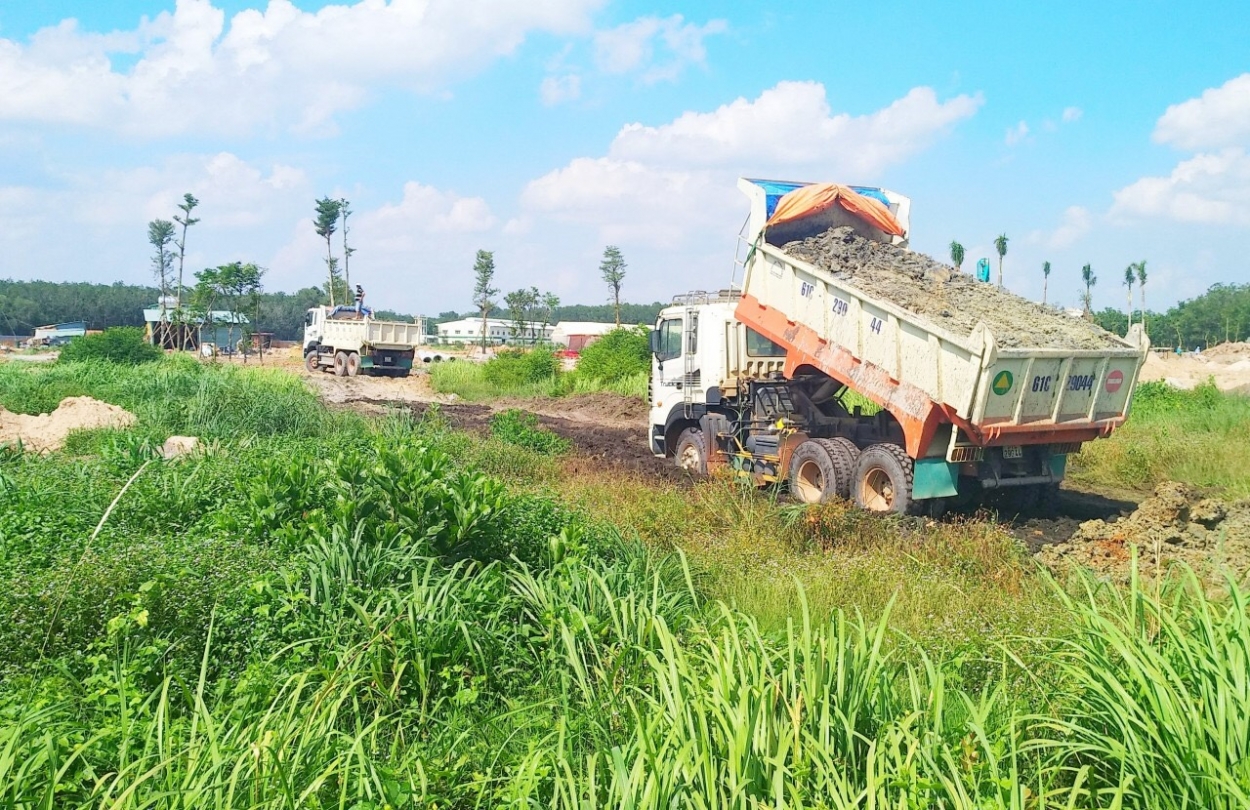 Bên trong dự án đang tiến hành san lấp mặt bằng