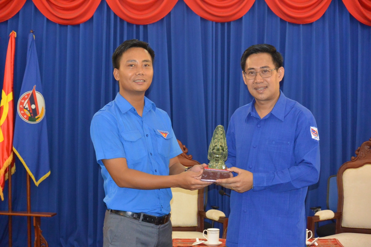 Đồng chí Nguyễn Đức Tiến tặng quà lưu niệm cho đồng chí Alounxai Sounnalath