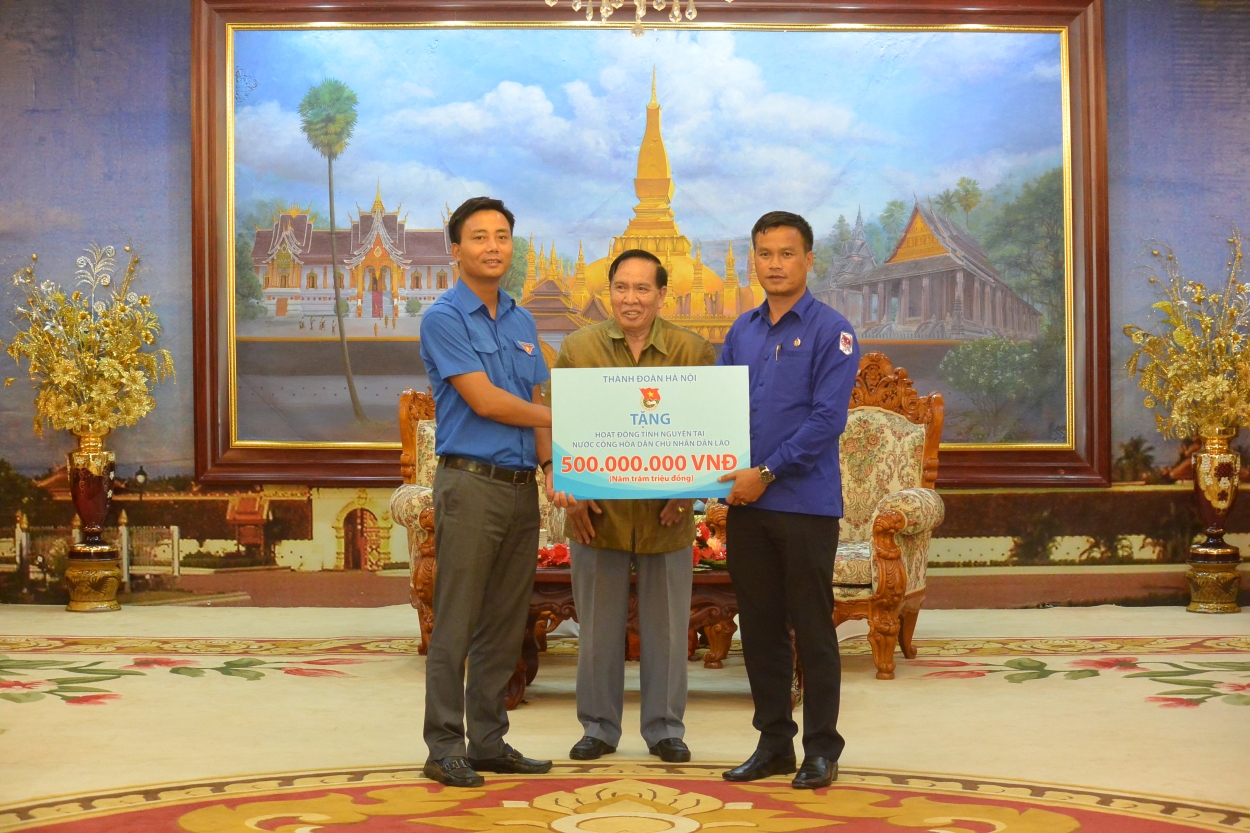 Đồng chí Nguyễn Đức Tiến trao tặng các phần quà trị giá 500 triệu đồng cho nhân dân và Thành ủy Viêng Chăn