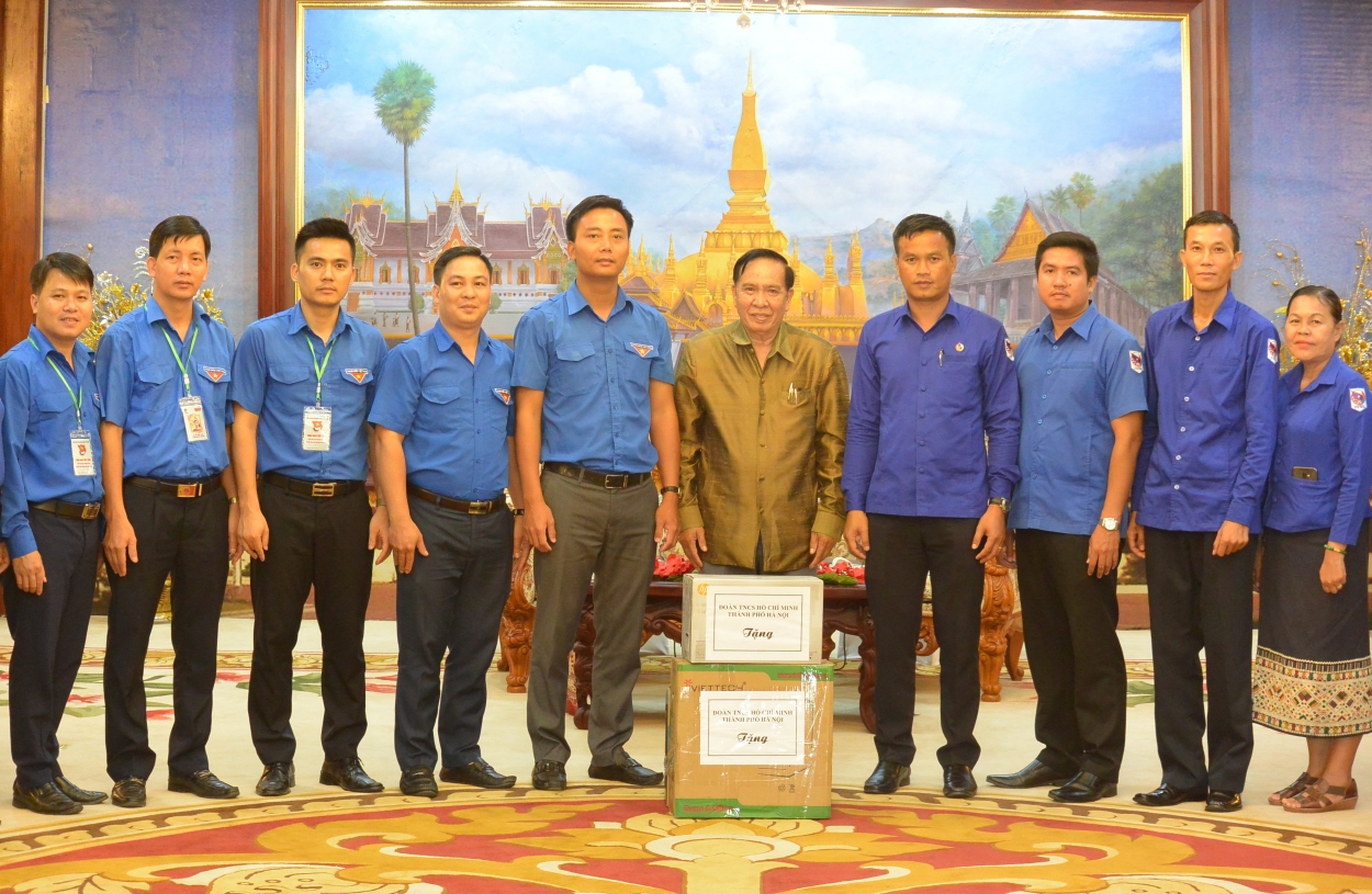 Đoàn tình nguyện Tuổi trẻ Thủ đô tặng quà cho Thành ủy Viêng Chăn