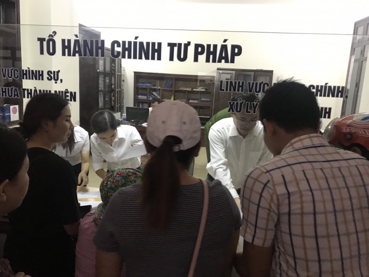Người dân nộp đơn tại tòa án nhân dân TP Đà Nẵng