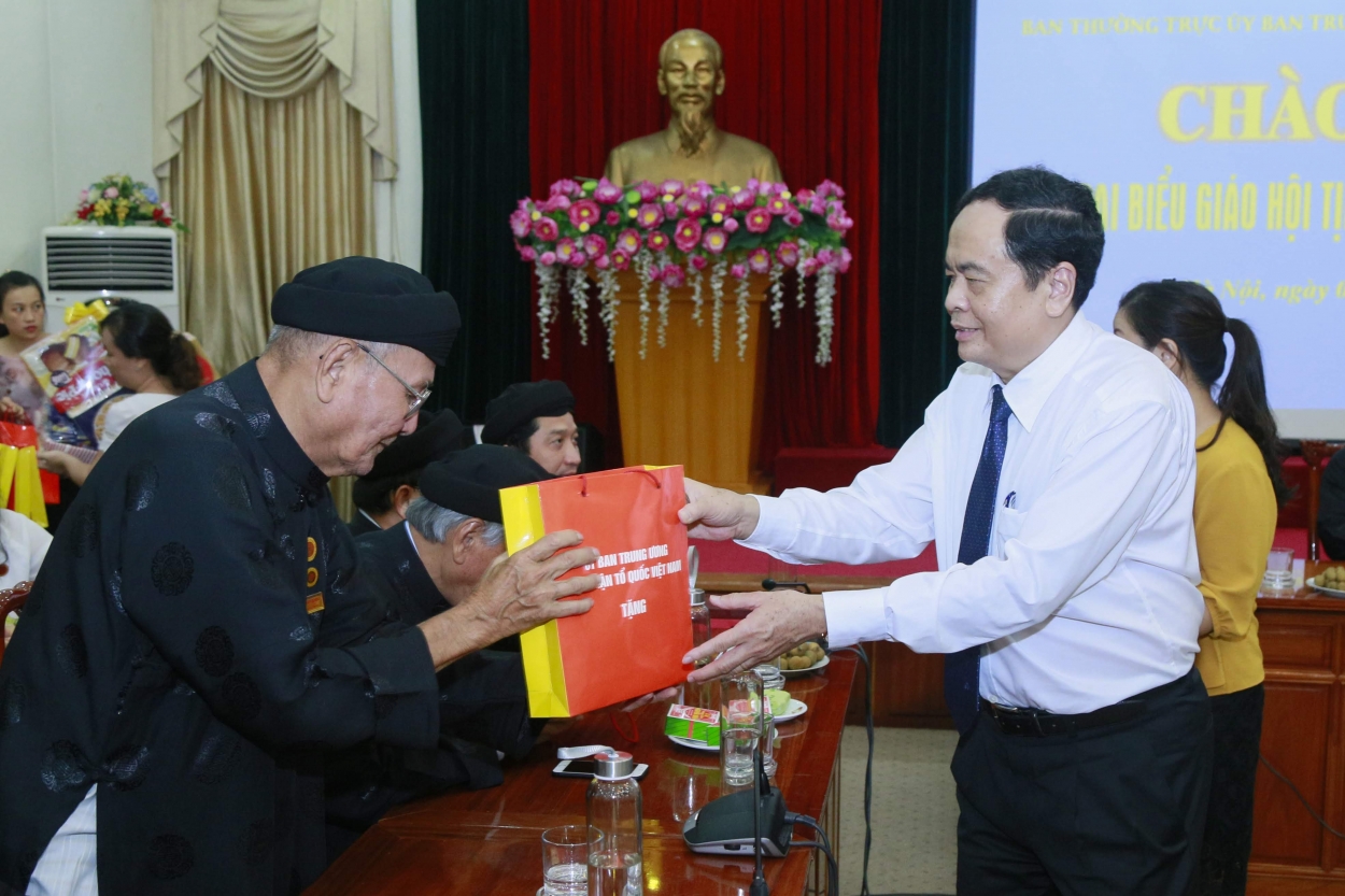 Chủ tịch UBTƯ MTTQ Việt Nam Trần Thanh Mẫn tặng quà các cư sỹ