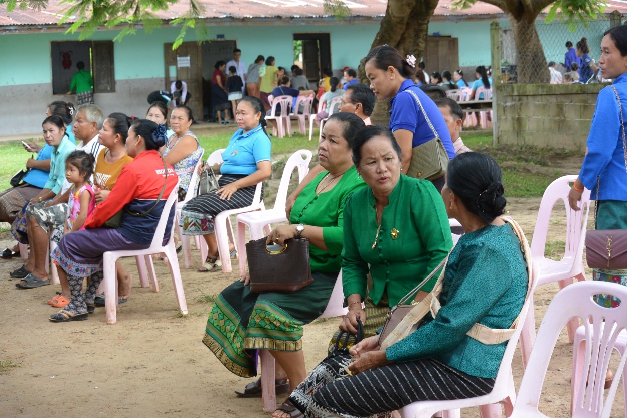 Từ sáng sớm, nhân dân huyện Saythany đã có mặt để chờ đến lượt được các y, bác sĩ của Thủ đô Hà Nội khám chữa bệnh