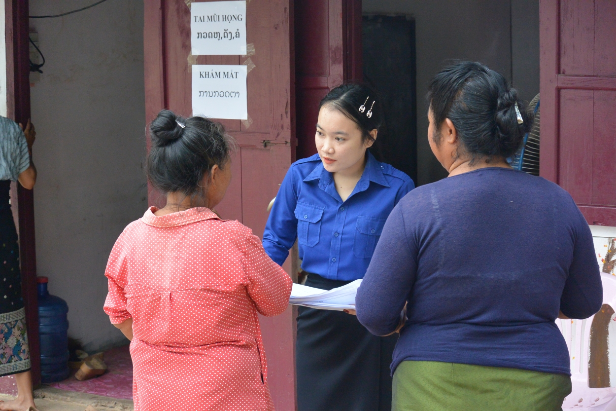 Bên ngoài các phòng khám, các tình nguyện viên của Lào hướng dẫn người dân để việc khám chữa bệnh được thuận tiện