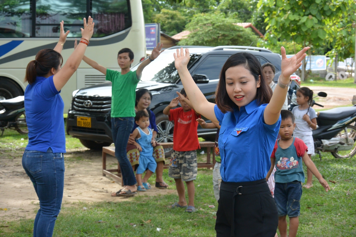 Cùng với việc khám chữa bệnh, cô giáo Dương Thị Vân Anh, trường THCS Thịnh Liệt, Hoàng Mai, Hà Nội và các cán bộ đoàn hướng dẫn các em học sinh múa hát