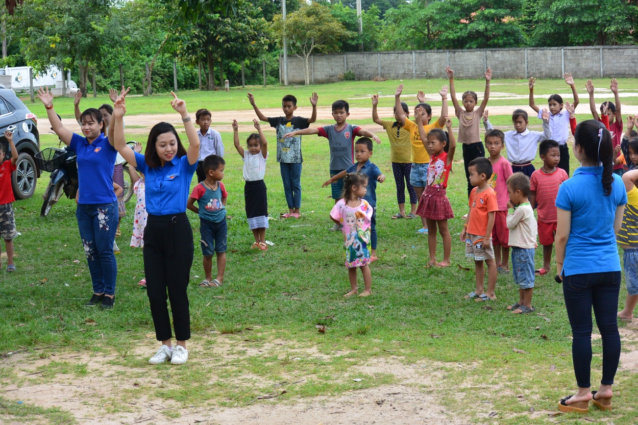 Các học sinh của Lào tiếp cận khá nhanh những bài học từ tình nguyện viên người Việt Nam