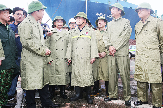 Phó Thủ tướng Trịnh Đình Dũng kiểm tra công tác phòng chống bão số 3 tại Quảng Ninh