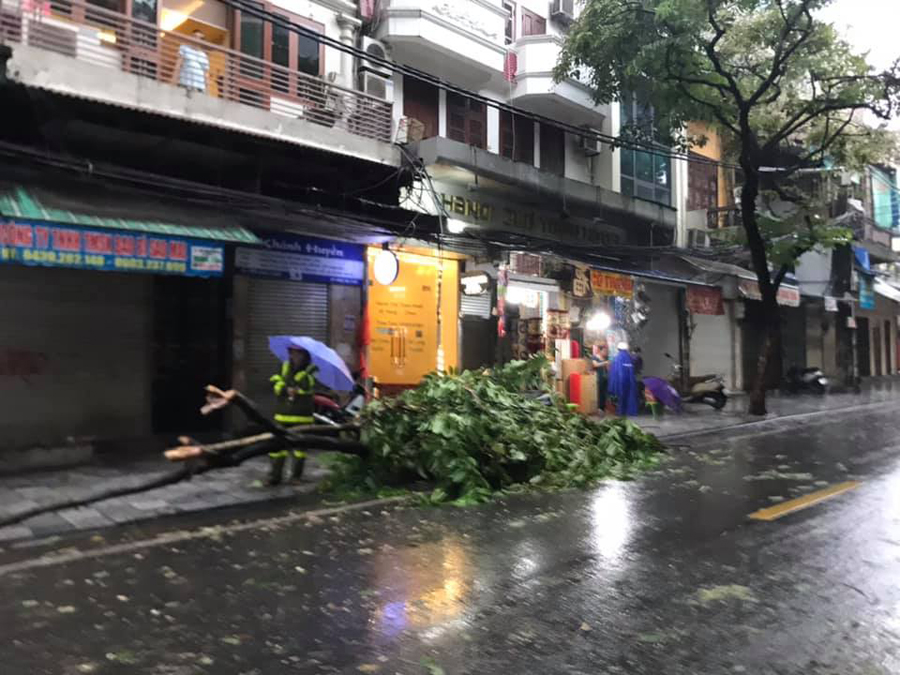 Hà Nội: Bão số 3 gây mưa to, gió mạnh khiến nhiều người ra đường gặp khó khăn