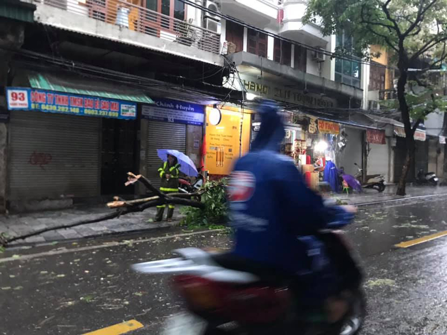 Hà Nội: Bão số 3 gây mưa to, gió mạnh khiến nhiều người ra đường gặp khó khăn