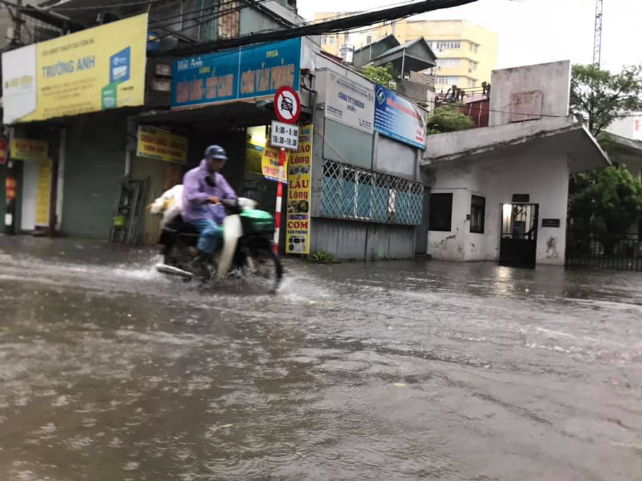Hà Nội: Bão số 3 gây mưa to, gió mạnh khiến nhiều người ra đường gặp khó khăn