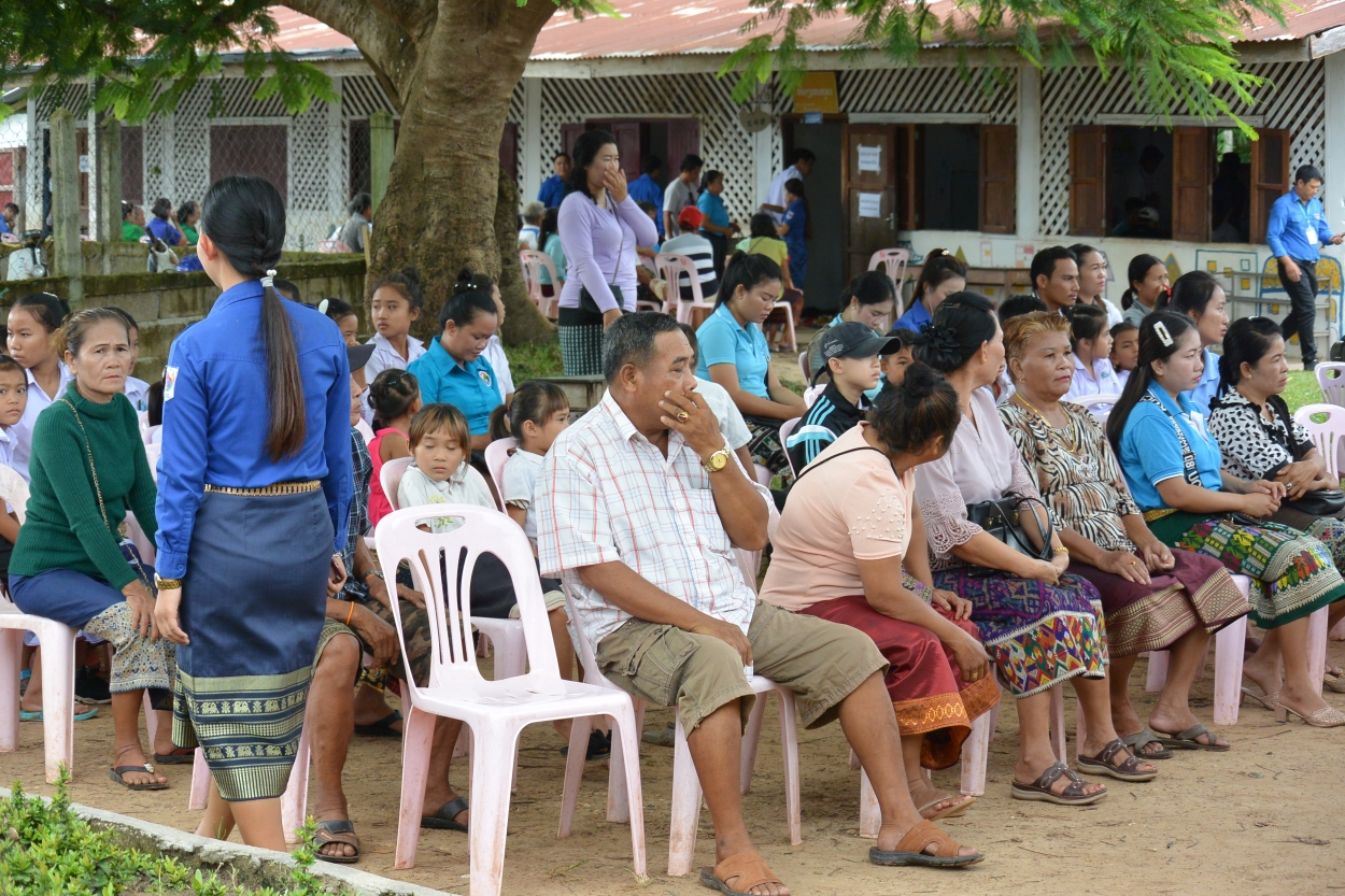 Từ sáng sớm, khi biết tin đoàn bác sĩ tình nguyện Việt Nam đến khám bệnh miễn phí, hàng trăm người dân Lào đã đến xếp hàng đợi đến lượt mình