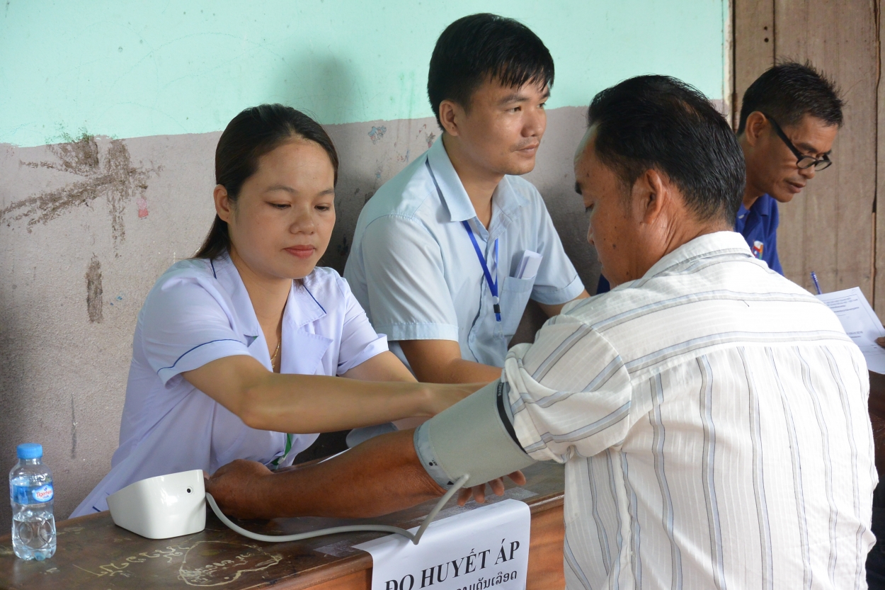 Thạc sĩ Trần Thị Bích, Học viện Y dược học Cổ truyền Việt Nam thăm khám cho các bệnh nhân