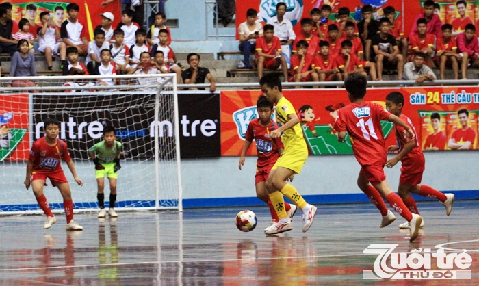 U11 SLNA (áo vàng) giành chiến thắng thuyết phục 4-0 trước U11 Hà Nội (áo đỏ)