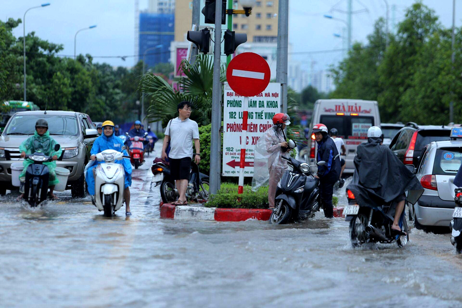 Bão số 3 khiến nhiều cây xanh ở Hà Nội bị đổ, xuất hiện lũ ống cuốn 17 người ở Thanh Hóa