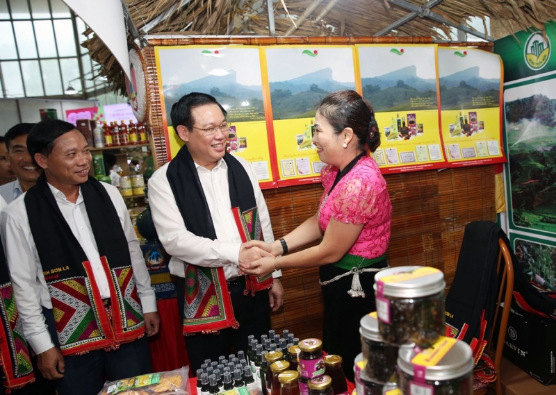 Phó Thủ tướng Vương Đình Huệ thăm gian hàng trưng bày nông sản đặc sản của các tỉnh miền núi phía Bắc sáng 3/8 tại Hòa Bình
