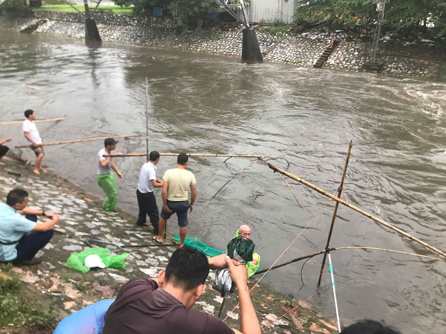 Chùm ảnh người dân Hà Nội ra sông Kim Ngưu bắt cá sau bão số 3
