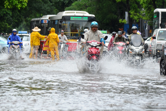 Hà Nội: Mưa bão số 3 khiến một số tuyến phố chìm trong biển nước