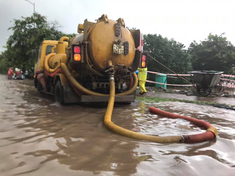 Hà Nội: Mưa bão số 3 khiến một số tuyến phố chìm trong biển nước