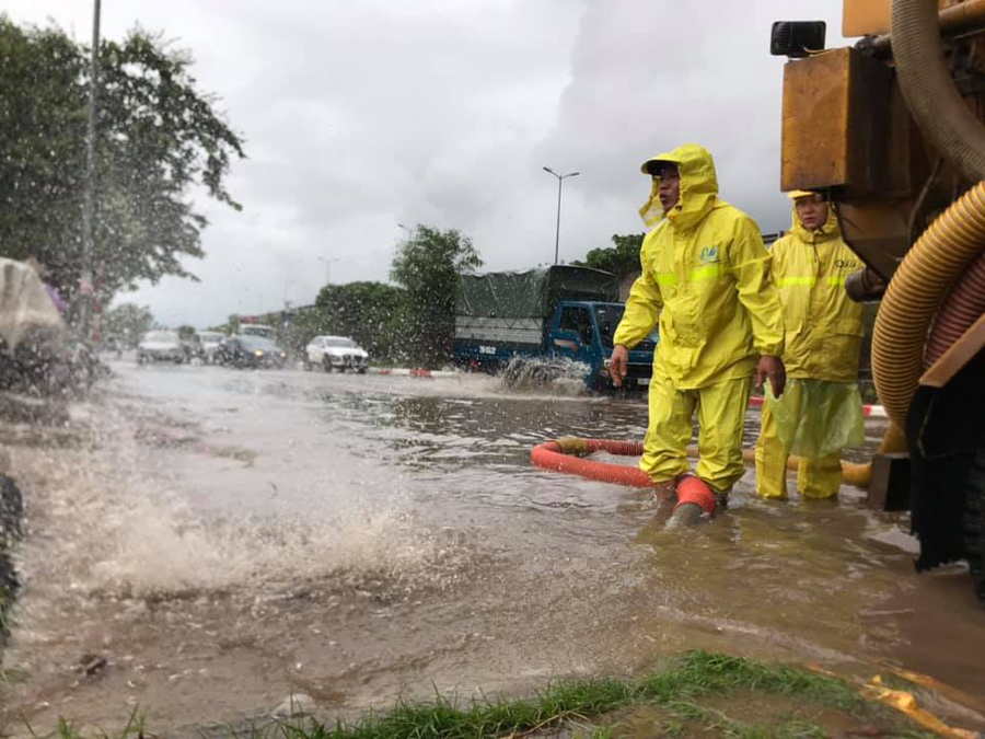 Lực lượng chức năng thành phố đã điều động xe đến các điểm úng ngập cục bộ để hút nước