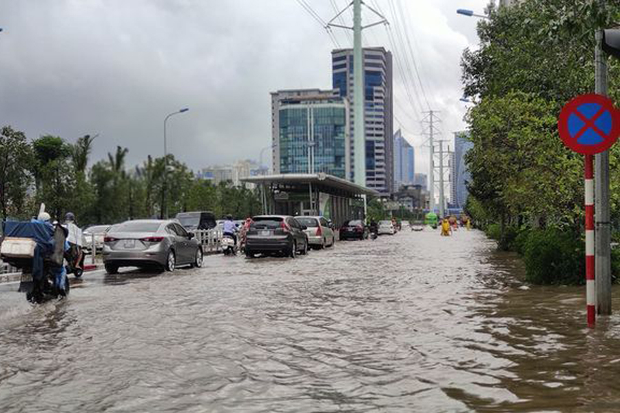 Hà Nội: Mưa bão số 3 khiến một số tuyến phố chìm trong biển nước