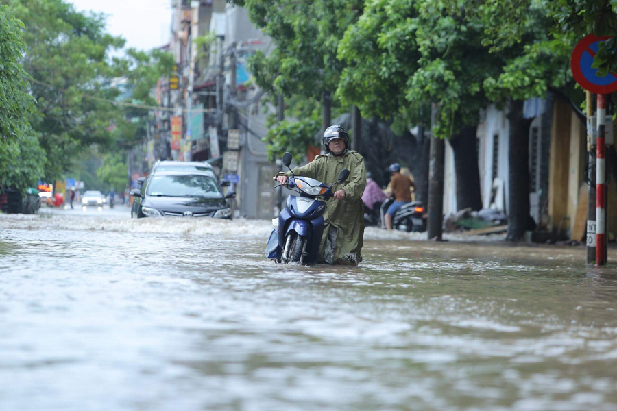 Hà Nội: Mưa bão số 3 khiến một số tuyến phố chìm trong biển nước