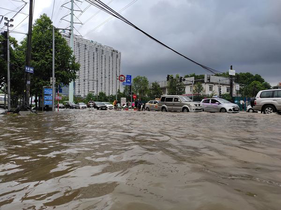 Một đoạn phố trên tuyến Lương Thế Vinh - Tố Hữu bị ngập trong nước sau cơn mưa lớn