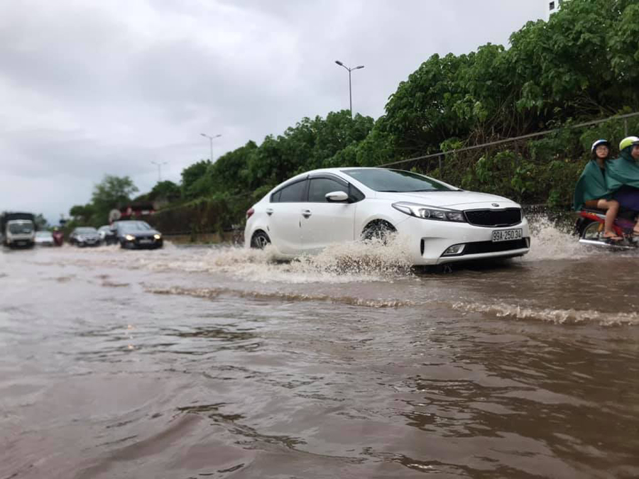 Hà Nội: Mưa bão số 3 khiến một số tuyến phố chìm trong biển nước