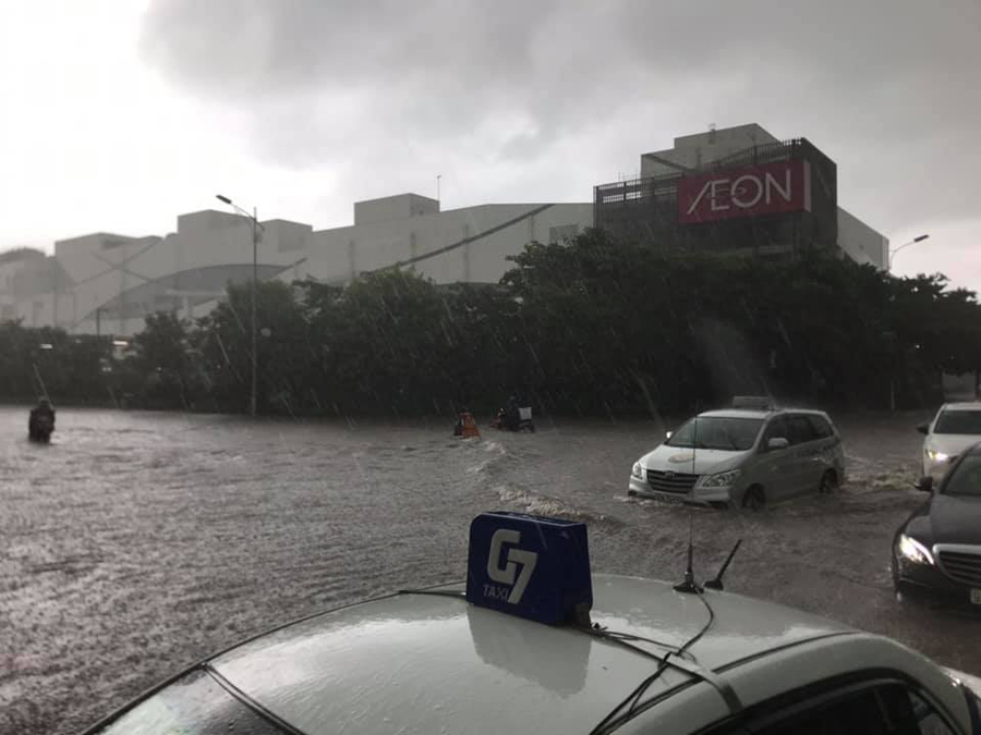 Tại AEON Mall, quận Long Biên (Hà Nội), nước ngập mênh mông khiến các phương tiện di chuyển khó khăn, nhiều ô tô chết máy.