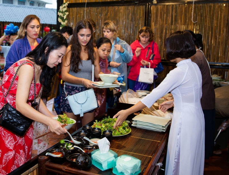 Du khách quốc tế thưởng thức ẩm thực đồng quê Sài Sơn trước khi vào xem “Tinh hoa Bắc Bộ”