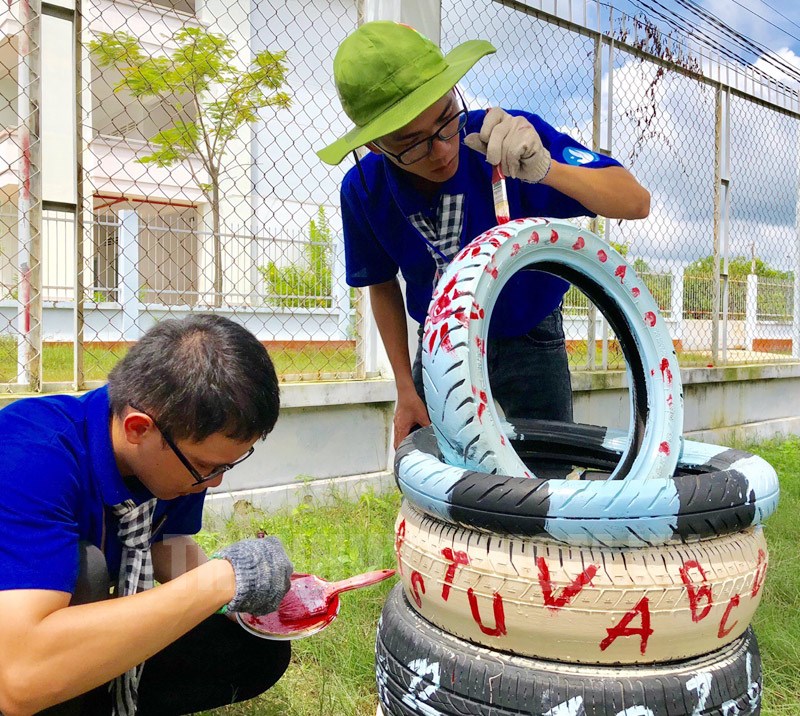 Các chiến sĩ tình nguyện tạo sân chơi cho các em thiếu nhi