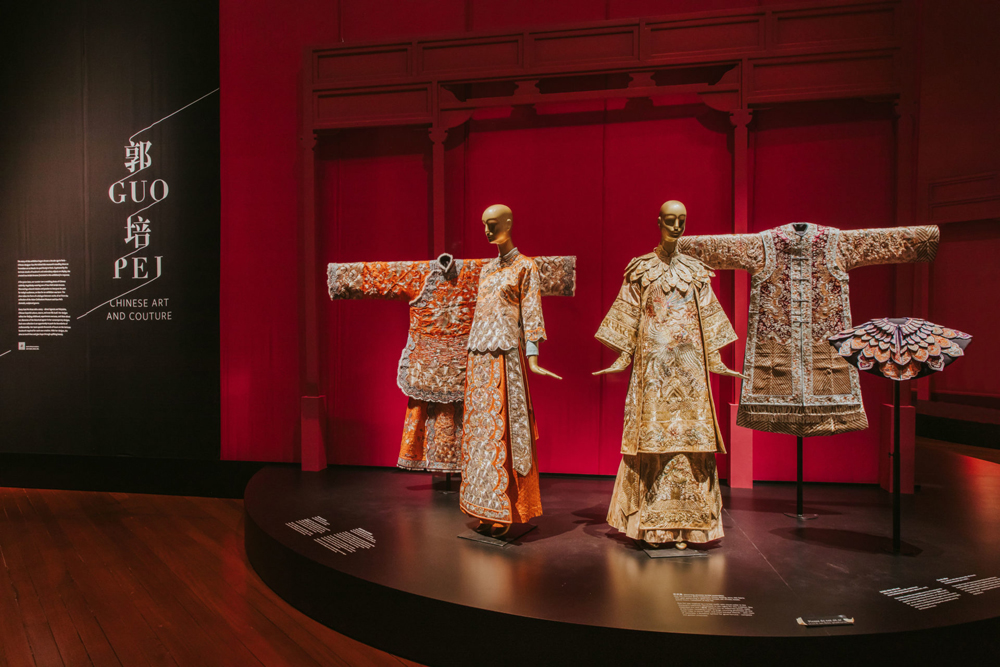 Guo Pei: Chinese Art and Couture Exhibition (ngày 15/6 – 15/9/2019): Chiêm ngưỡng những bộ váy ấn tượng của thương hiệu Guo Pei lấy cảm hứng từ những thiết kế lịch sử và hiện đại của Trung Quốc