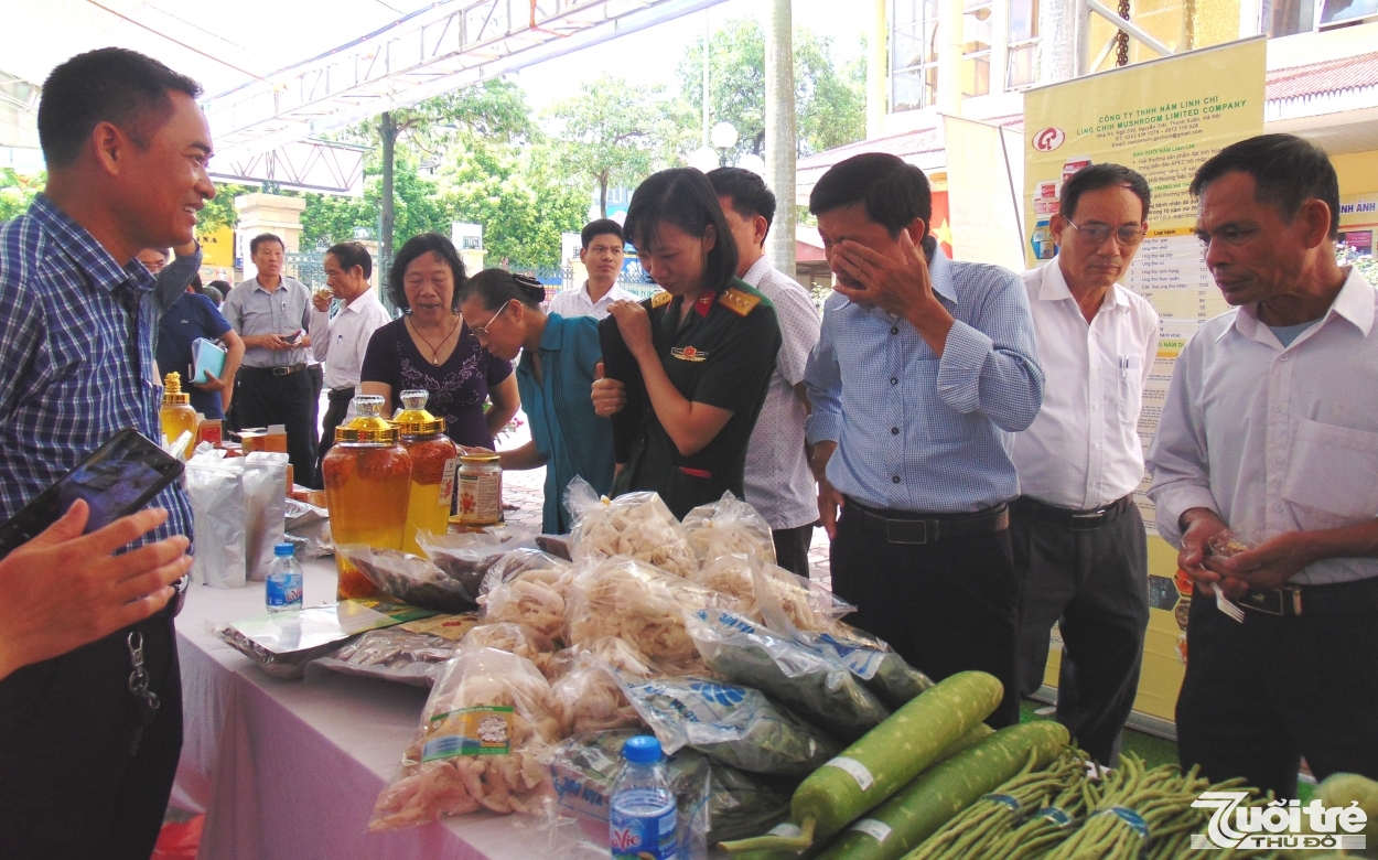 Đông đảo người dân tới tham quan, mua sắm tại các gian hàng