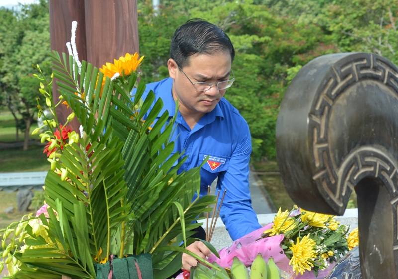 Tuổi trẻ Thủ đô dâng hương tưởng nhớ các anh hùng liệt sĩ tại Quảng Trị
