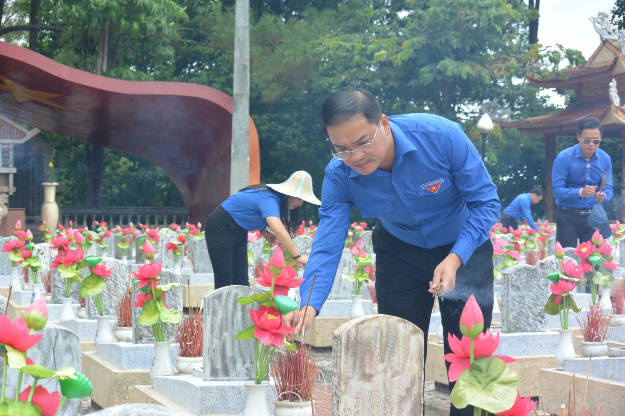 Đồng chí Nguyễn Ngọc Việt thắp hương cho các anh hùng liệt sĩ