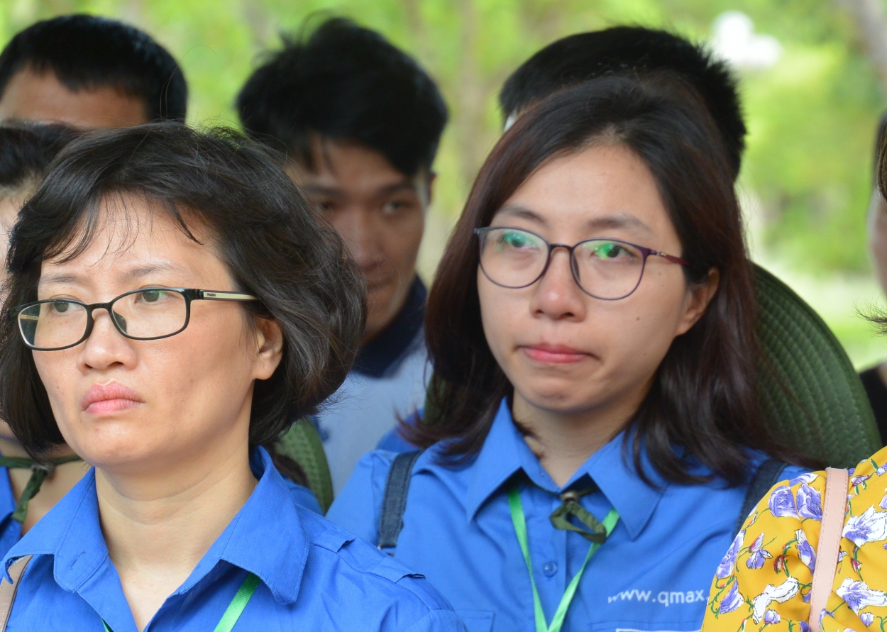 Nhiều thành viên trong đoàn không kìm được những giọt nước mắt xúc động khi nghe kể về bức thư của liệt sĩ Lê Văn Huỳnh