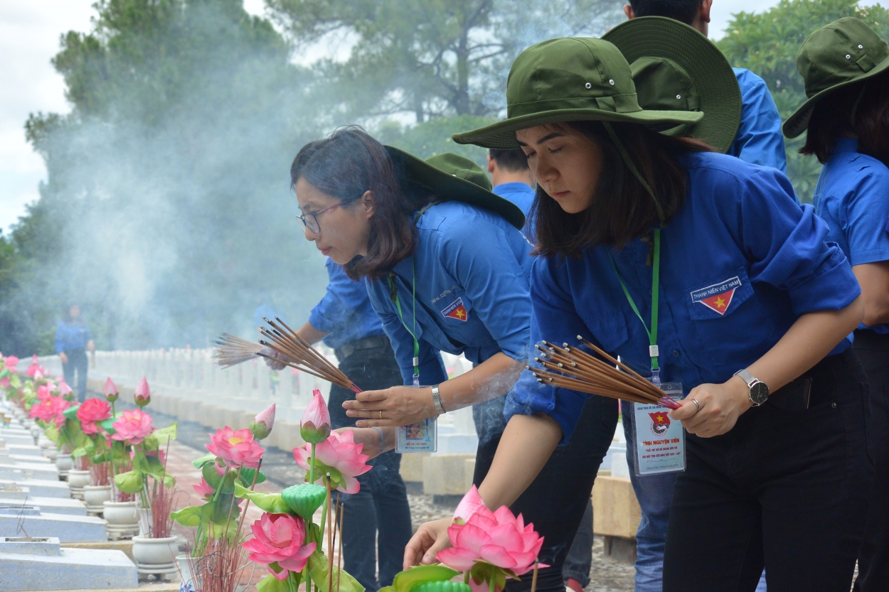 Các bác sĩ trong đoàn thực hiện công tác tình nguyện tại Viêng Chăn (Lào) thắp hương tưởng nhớ các anh hùng liệt sĩ tại nghĩa trang Trường Sơn