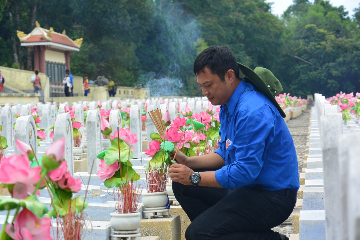 Anh Đinh Phương Nam, giảng viên Học viện Nông nghiệp, thành viên đoàn tình nguyện tại Lào thắp hương tại nghĩa trang Trường Sơn