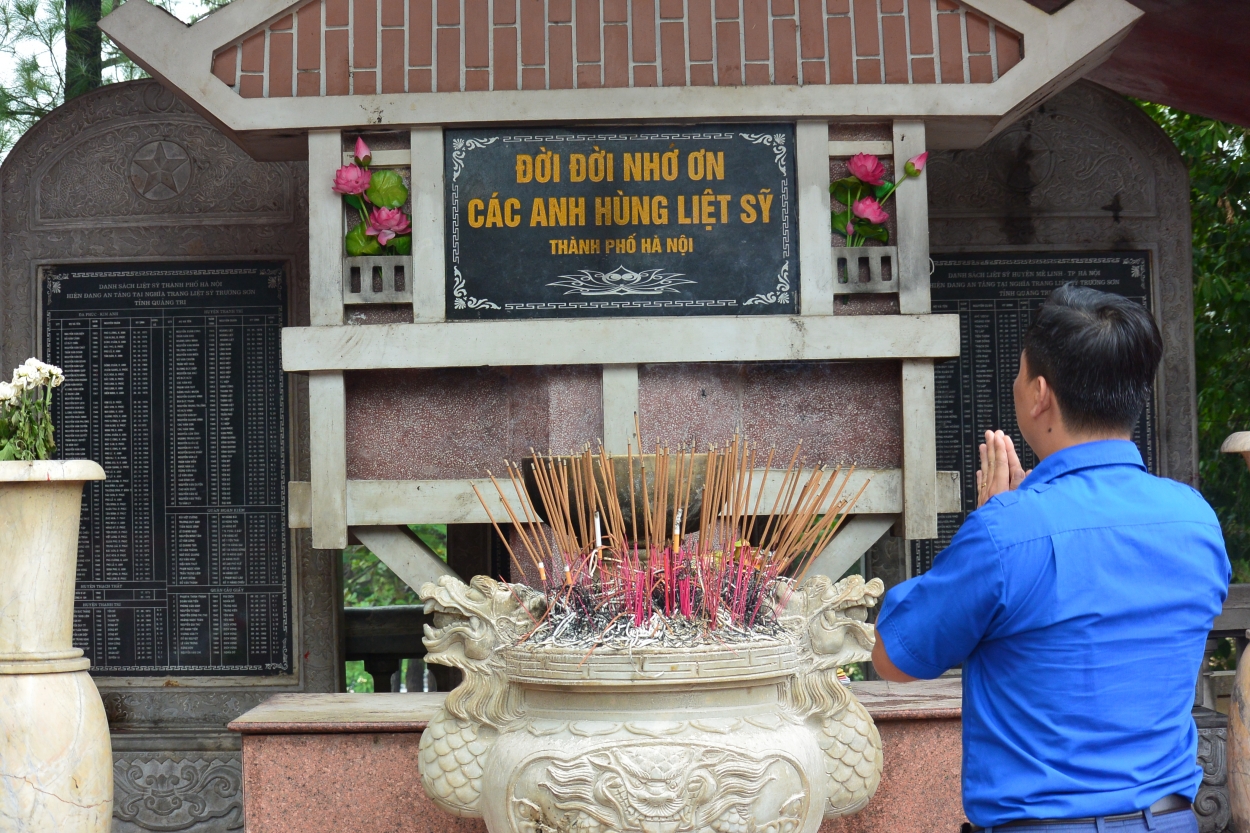 Thành viên trong đoàn thắp hương tưởng niệm các anh hùng liệt sĩ thành phố Hà Nội đang yên nghỉ tại nghĩa trang Trường Sơn