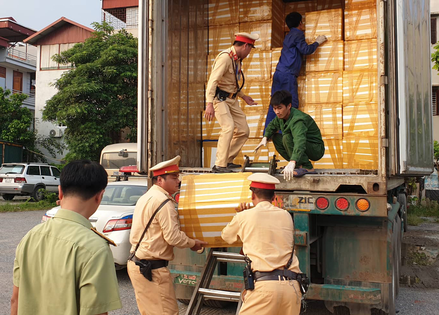 Hà Nội: Bắt xe container vận chuyển gần 30 tấn nội tạng bốc mùi, không nguồn gốc