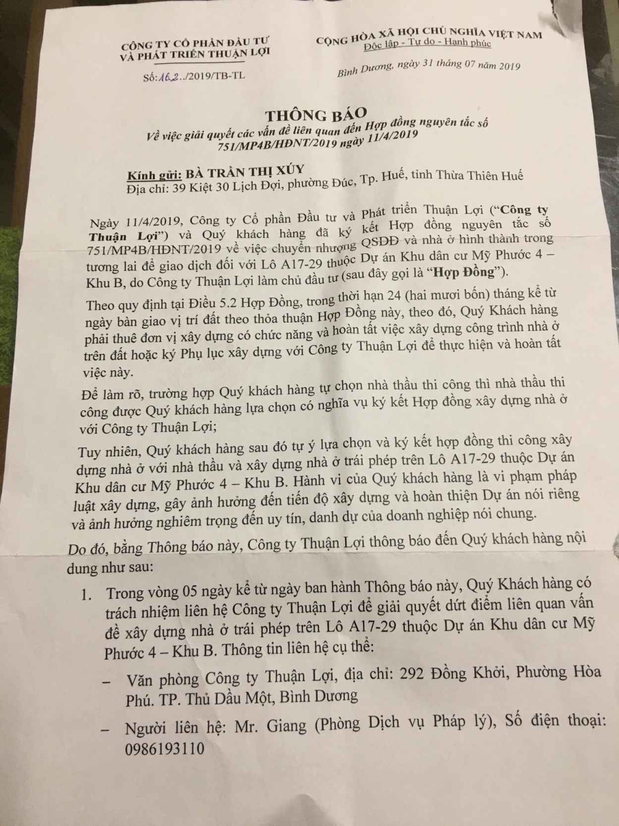 Thông báo của công ty Thuận Lợi tới khách hàng vừa đổi lỗi cho khách hàng cũng vừa là thừa nhận đã bán lô đất thuộc đất công, đã ký hợp đồng, yêu cầu khách hàng phải xây nhà luôn trong vòng 24 tháng nhận bàn giao đất.