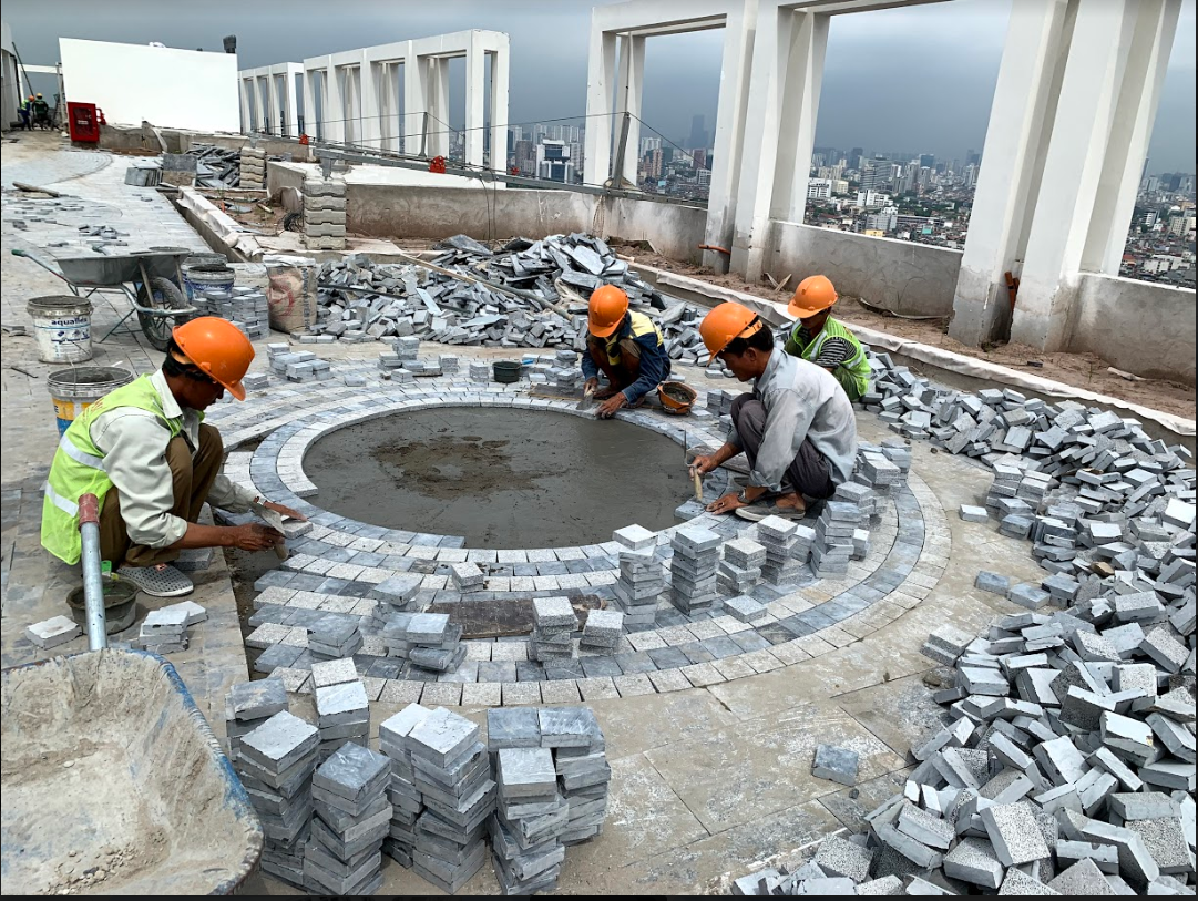 Tầng mái đang tiến hành lát đá chuẩn bị trồng cây hoàn thiện cảnh quan