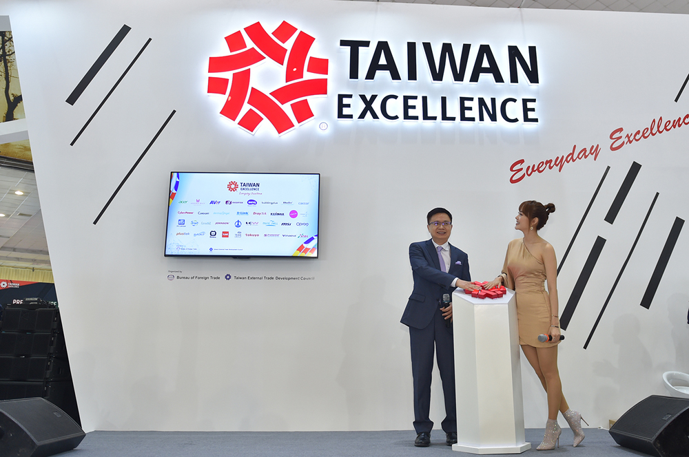 Đại sứ hình ảnh Minh Hằng cùng ông James C.F. Huang - Chủ tịch TAITRA trong nghi thức ra mắt Phim quảng cáo Taiwan Excellence 2019 vô cùng độc đáo
