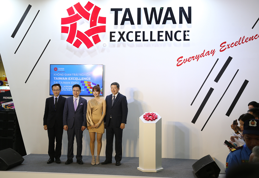 Đại sứ hình ảnh Minh Hằng chụp ảnh cùng đại diện TAITRA tại Không gian Trải nghiệm Taiwan Excellence tại Taiwan Expo