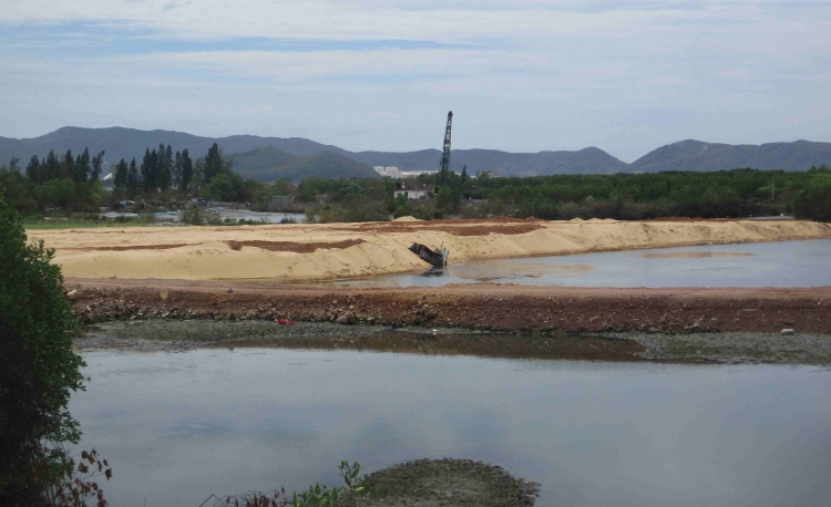 Dự án xây dựng trên diện tích mặt nước đầm Thị Nại nên cần lượng cát, đất rất lớn để san lấp mặt bằng.