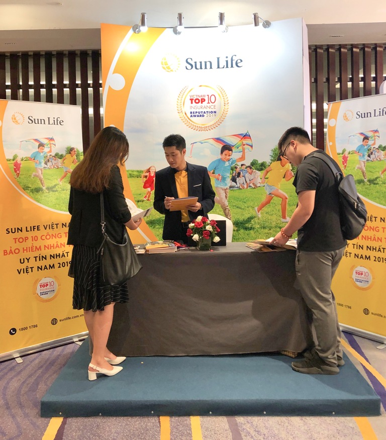 Khu vực giới thiệu thông tin của Sun Life Việt Nam tại Hội nghị Thường niên Vietnam CEO Summit 2019