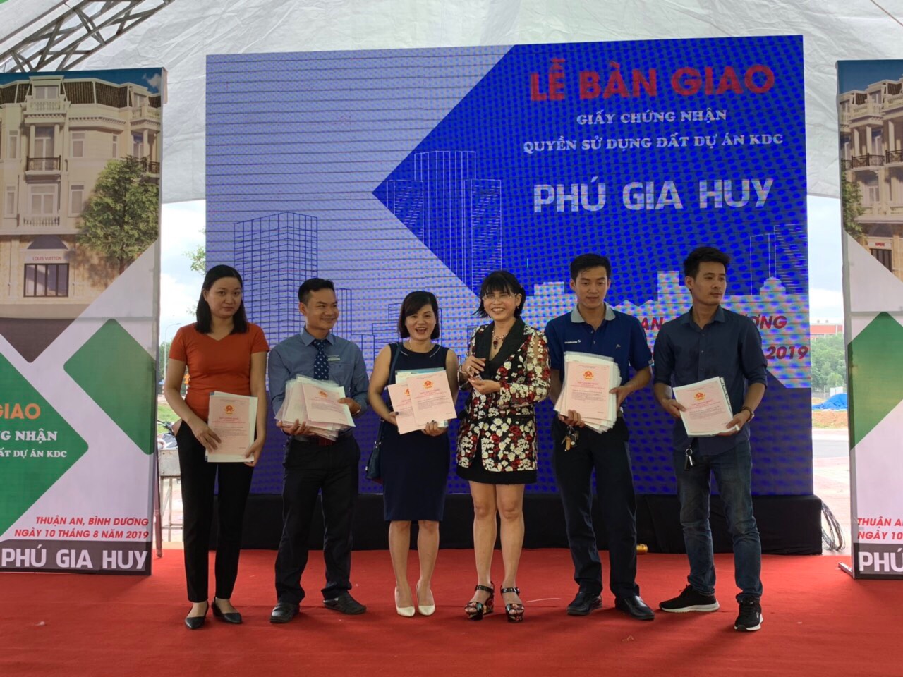 Phú Hồng Thịnh bàn giao hơn 300 sổ hồng cho khách hàng tại dự án Phú Gia Huy đúng thời hạn