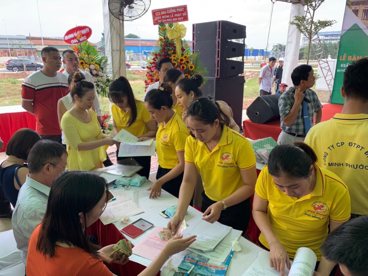Khách hàng làm thủ tục để nhận sổ hồng tại dự án Phú Gia Huy