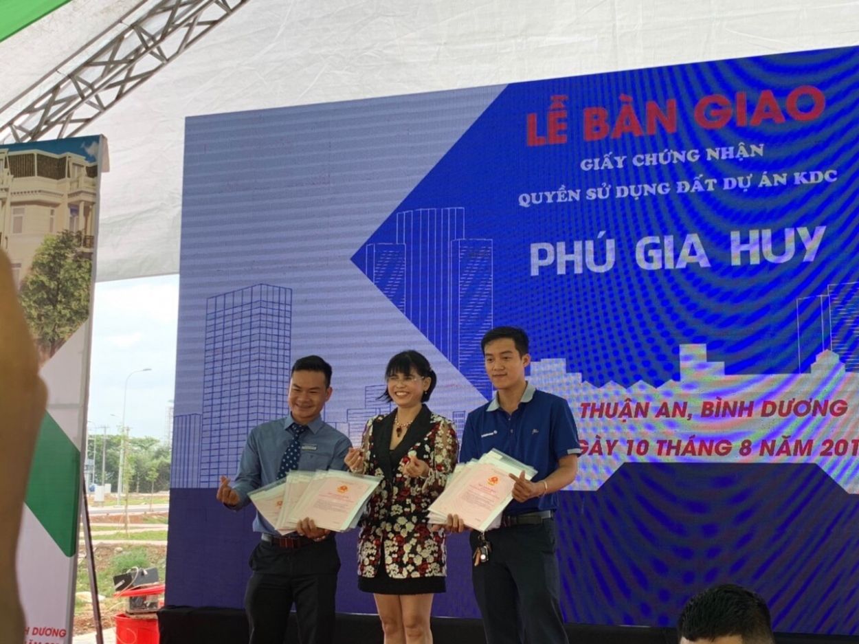 Bà Phạm Thị Hường – Chủ tịch HĐQT Công ty Phú Hồng Thịnh trao sổ cho khách hàng