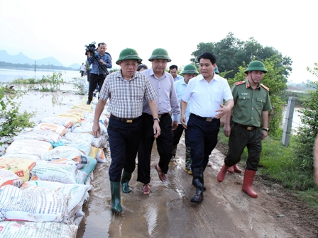 Chủ tịch UBND huyện Đinh Mạnh Hùng cùng Chủ tịch UBND TP Nguyễn Đức Chung kiểm tra tình hình chống lụt tại xã Thanh Bình